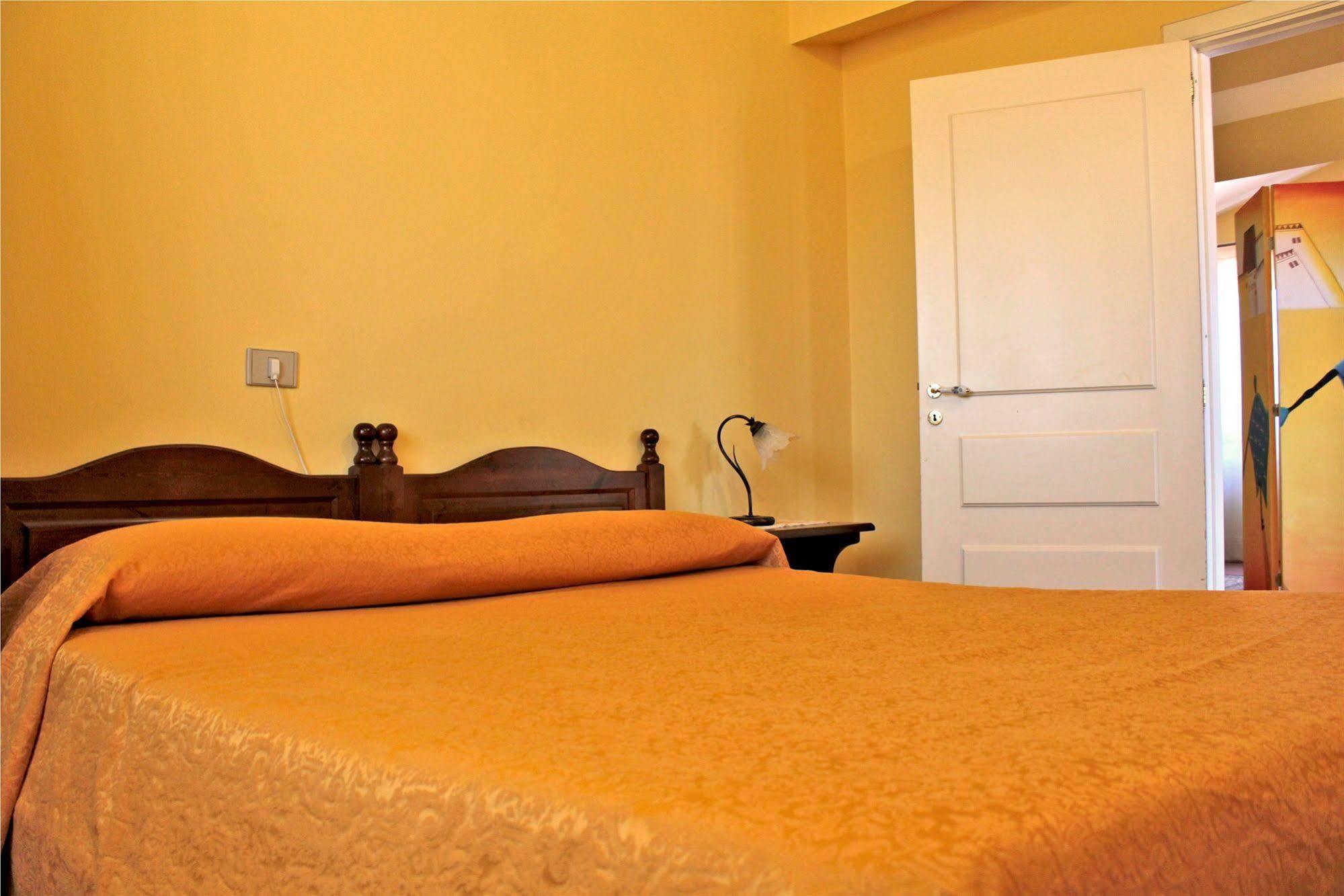 Ai Tre Parchi Bed And Bike Bed & Breakfast Randazzo Exterior photo
