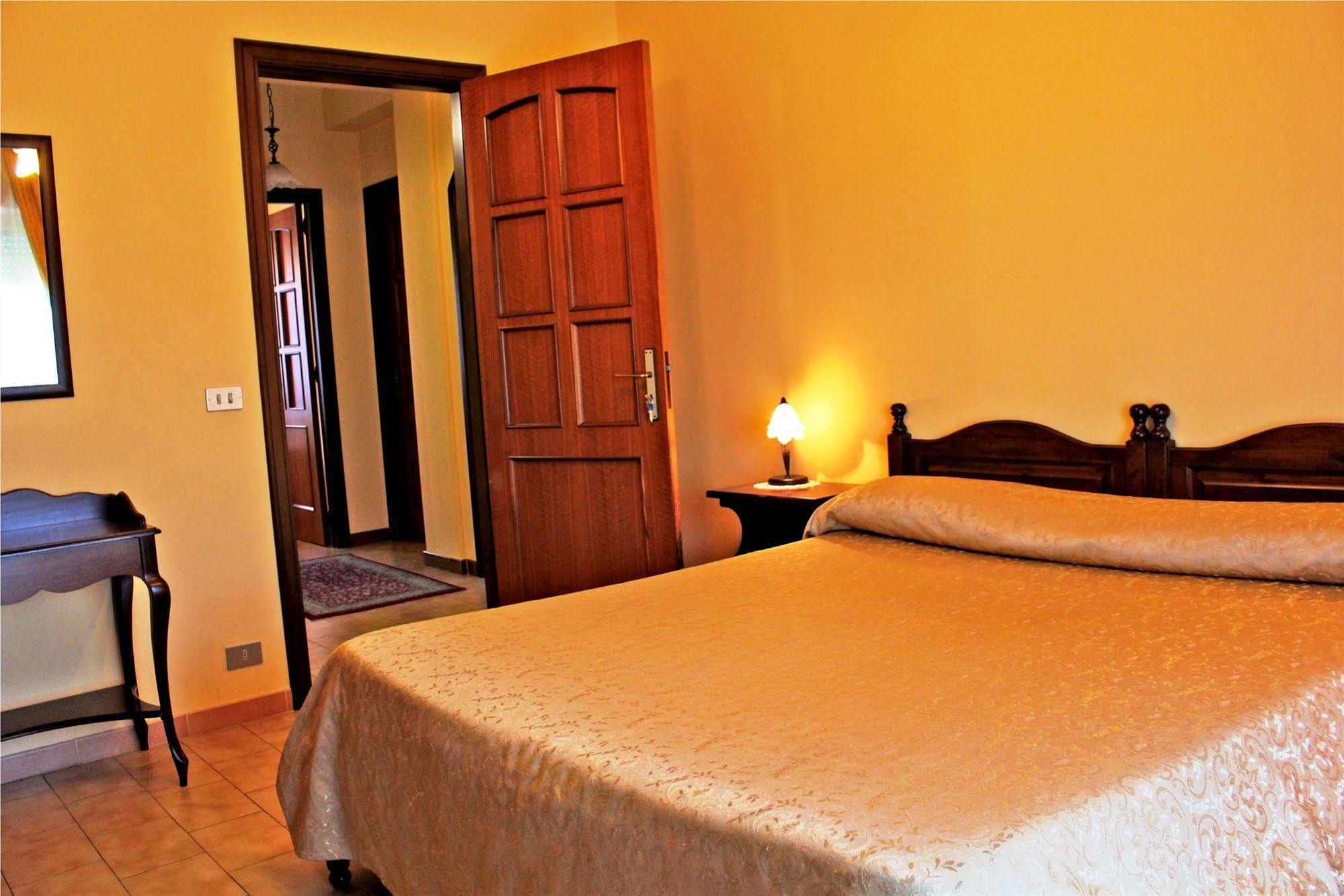 Ai Tre Parchi Bed And Bike Bed & Breakfast Randazzo Exterior photo